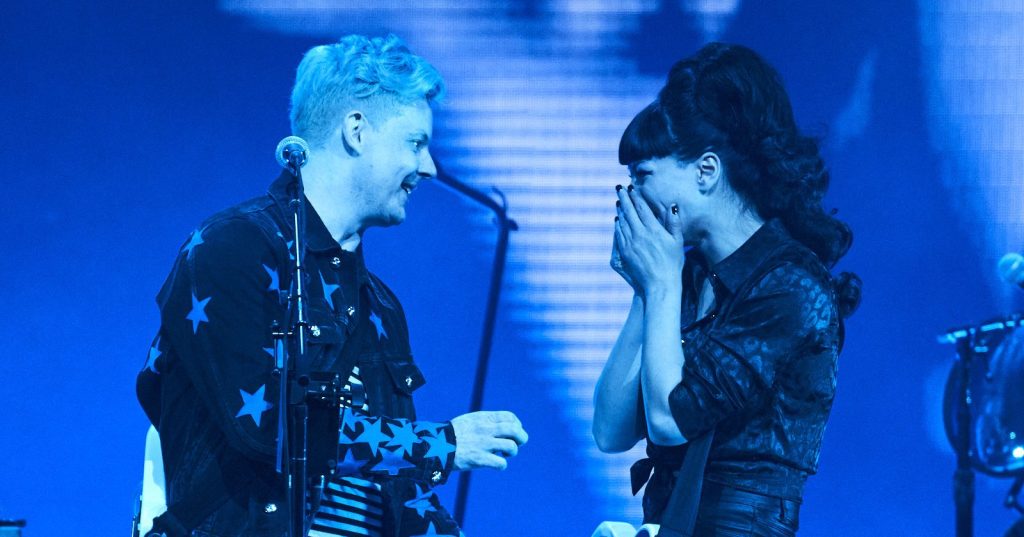 Jack White épouse Olivia Jean sur scène lors de l’ouverture de la tournée à Detroit