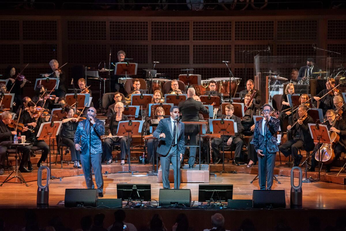 « Jetez vos vêtements par terre »: Boyz II Men et San Francisco Symphony jouent la chanson la plus torride du groupe devant une foule sauvage