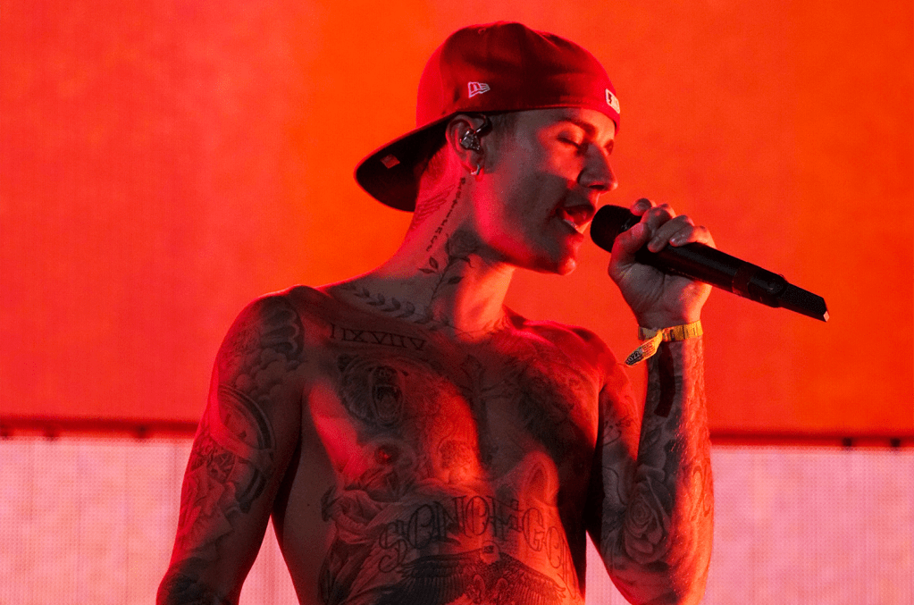 Justin Bieber apparaît torse nu pendant le tournage de Coachella de Daniel Caesar pour ‘Peaches’