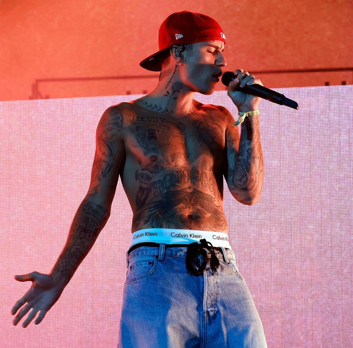 Justin Bieber devient torse nu pour une apparition surprise à Coachella pendant le tournage de Daniel Caesar