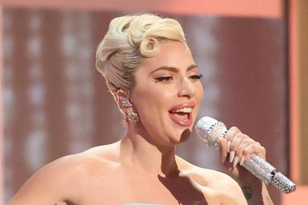 Lady Gaga joue de la batterie de manière impressionnante en utilisant ses talons hauts comme baguettes lors d’un concert de jazz et de piano à Vegas