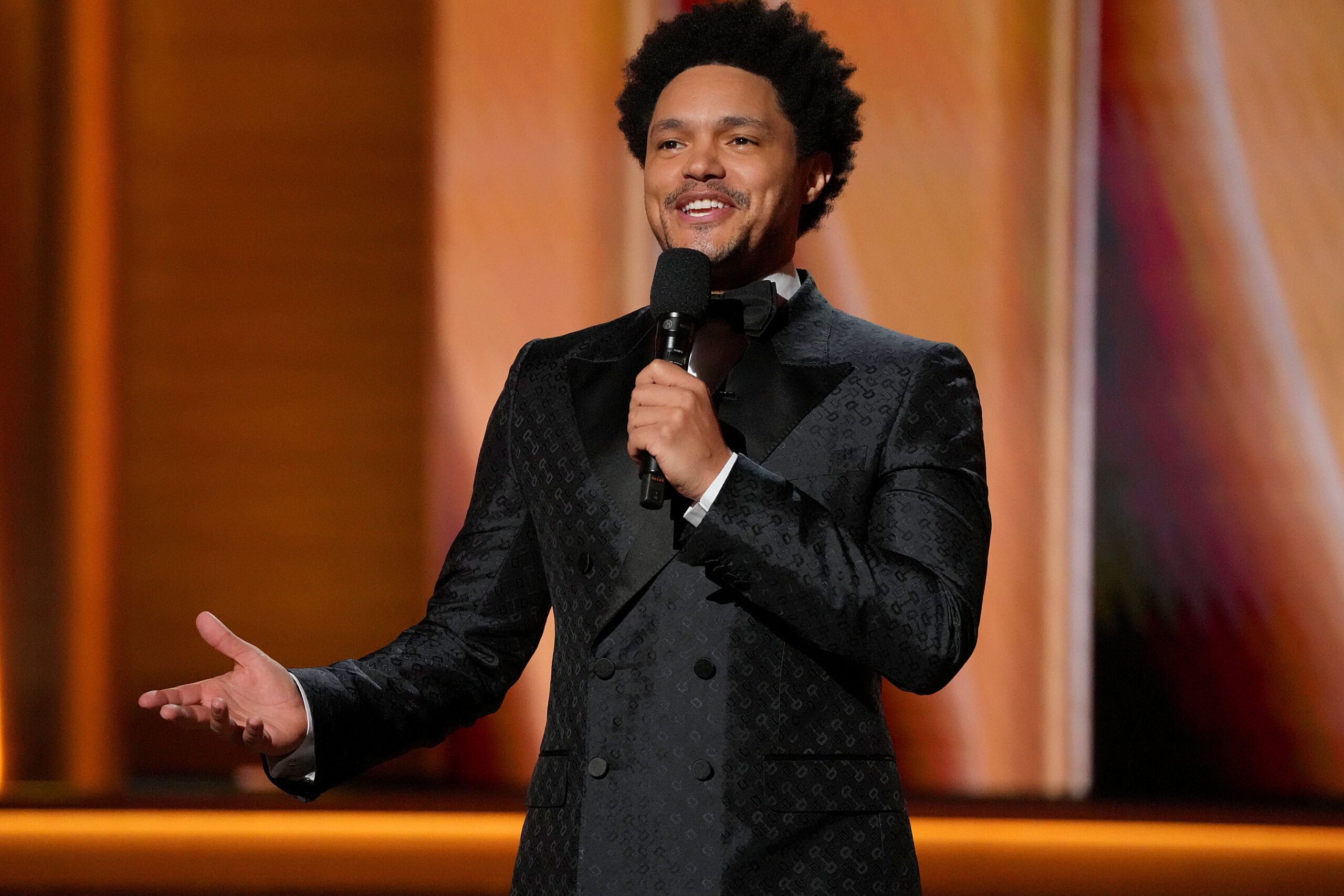 L’animateur des Grammys, Trevor Noah, plaisante sur la gifle de Will Smith aux Oscars: « Garder les noms des gens hors de notre bouche »
