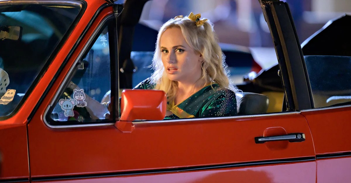 "L'année où j'ai obtenu mon diplôme": Rebel Wilson en tant que pom-pom girl qui retourne en classe après 20 ans