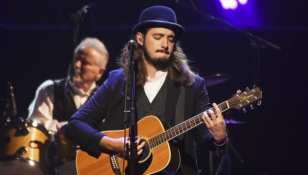 Le diacre Frey quitte les Eagles après une longue course pour remplacer le père Glenn Frey