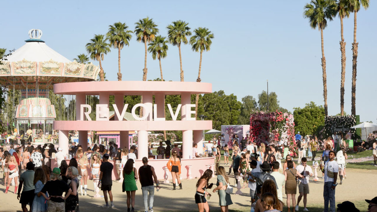 Le festival Revolve étoilé est appelé « Fyre Festival 2.0 » par les influenceurs : « C’était un désastre »