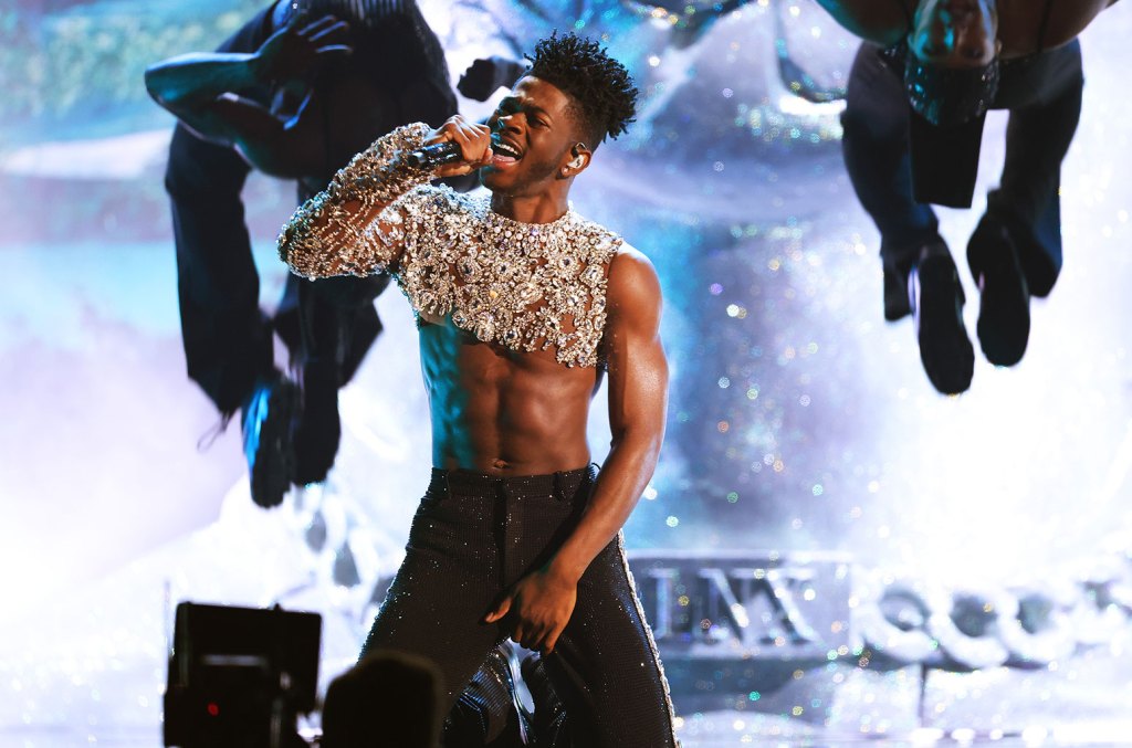 Lil Nas X applaudit à l’attaque de l’animateur de télévision conservateur contre la performance des Grammy : « Tout ce que j’ai fait, c’est porter un haut court »
