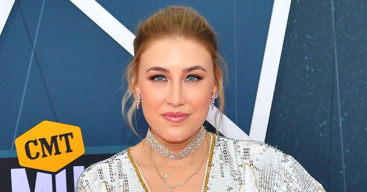 Maddie Marlow de Maddie & Tae fait une blague à Will Smith et pleure en acceptant le trophée des CMT Music Awards 2022 sans Tae Dye