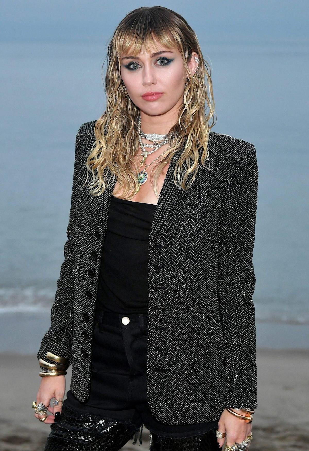 Miley Cyrus testée positive pour COVID