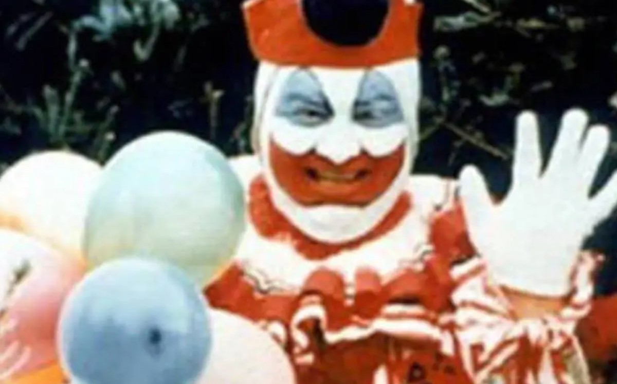 John Wayne Gacy caracterizado como