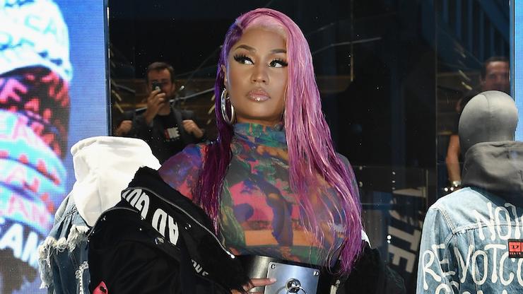Nicki Minaj pose dans son squat signature dans un nouveau piège à soif
