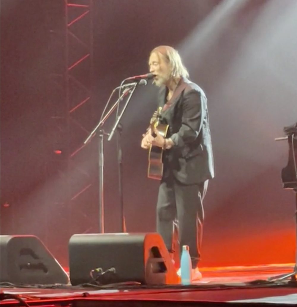 Regardez Thom Yorke jouer l’acoustique « Bodysnatchers » de Radiohead pour la première fois