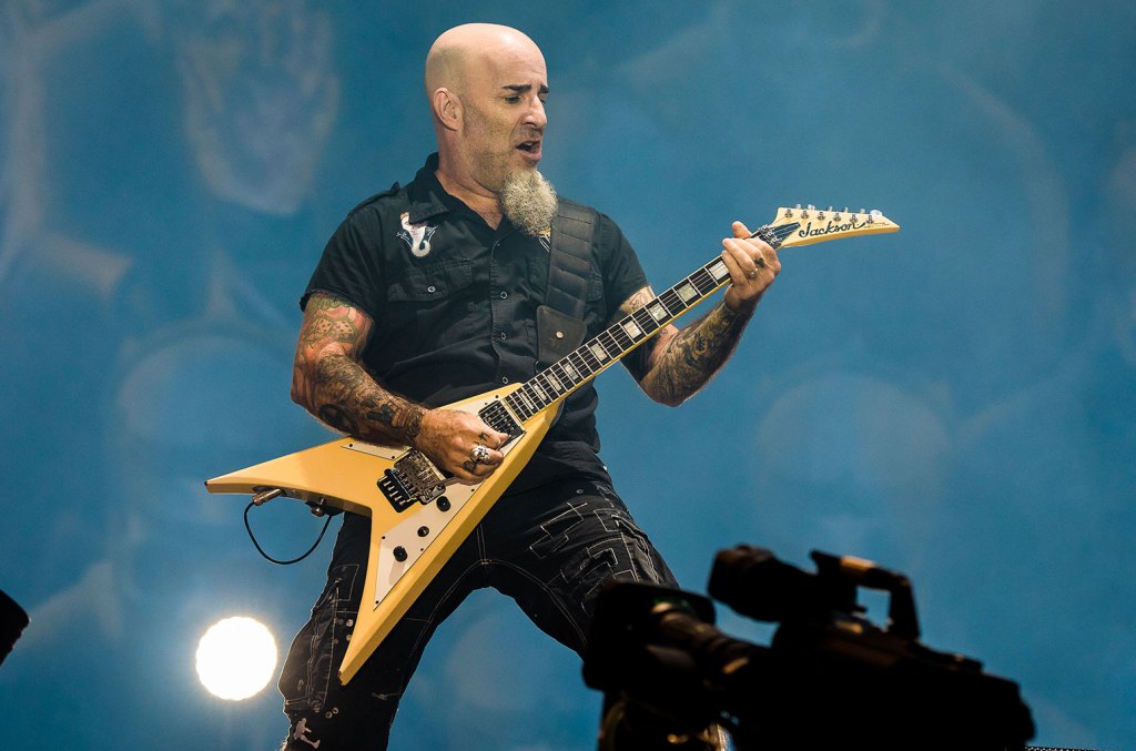 Scott Ian d’Anthrax et son fils de 10 ans font la couverture de Foo Fighters en hommage à Taylor Hawkins: Regardez