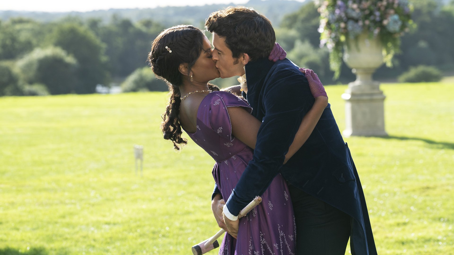 Secret révélé : c'est ainsi que les scènes de sexe dans le hit de Netflix "Bridgerton" sont trompées - KINO.DE