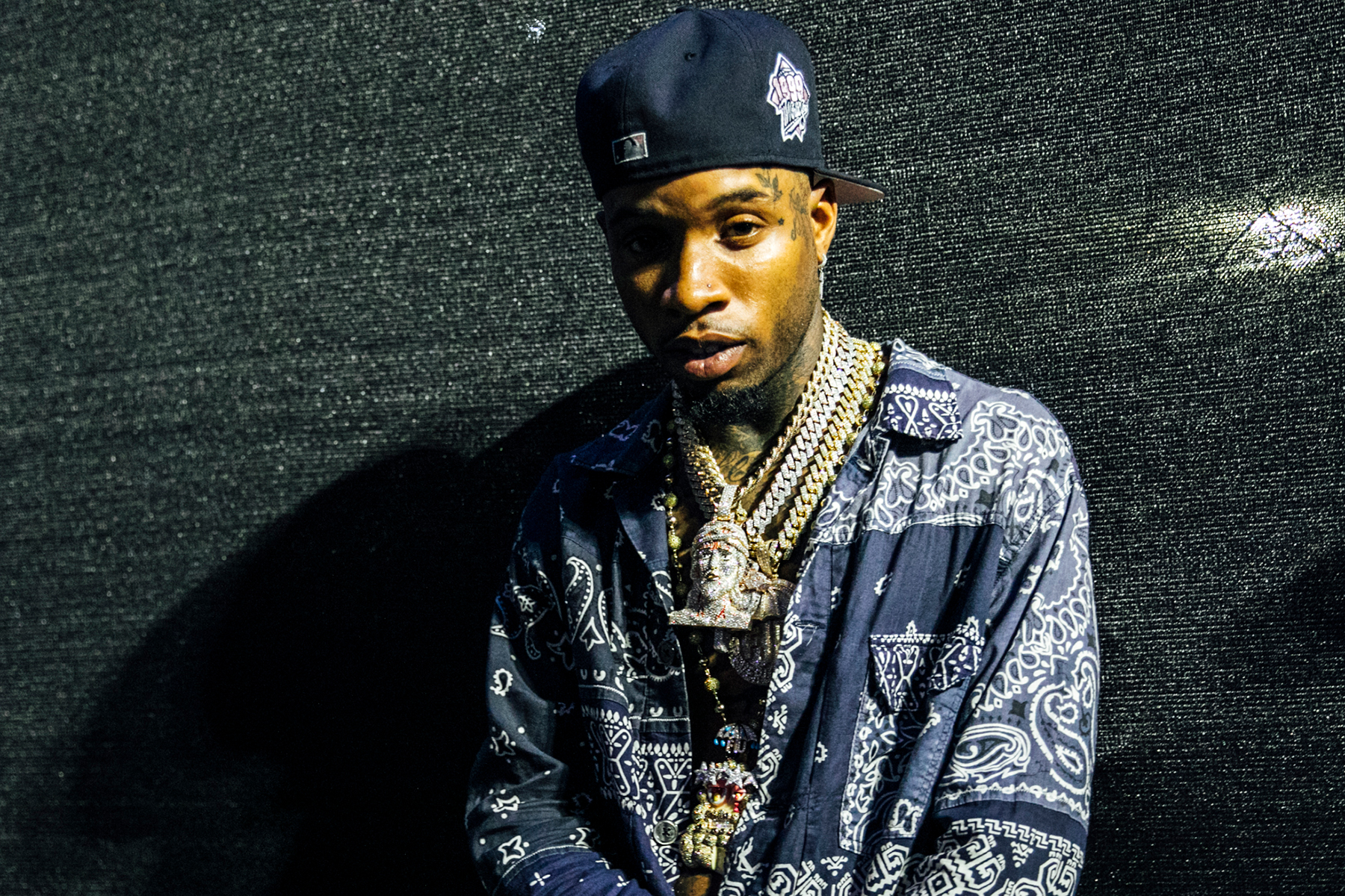 Tory Lanez menotté après que le juge a déclaré qu’il avait violé les ordonnances de protection dans l’affaire Megan Thee Stallion