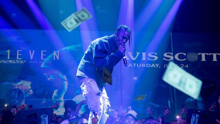 Travis Scott interprète un ensemble de 5 chansons à l’after de Coachella pour un public discret