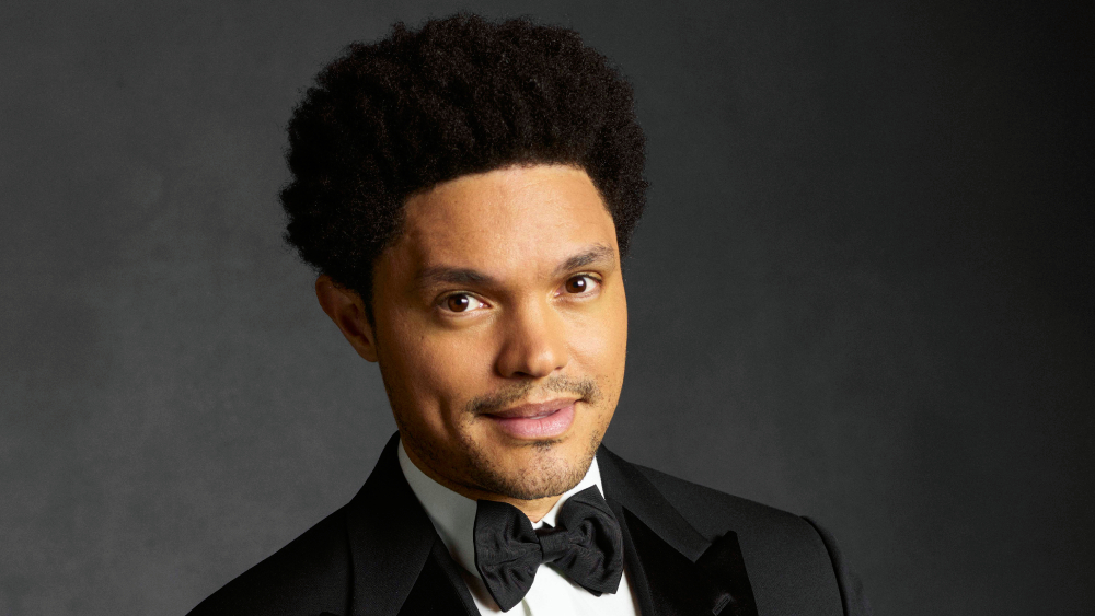 Trevor Noah parle d’héberger les Grammys et d’aimer BTS et Silk Sonic