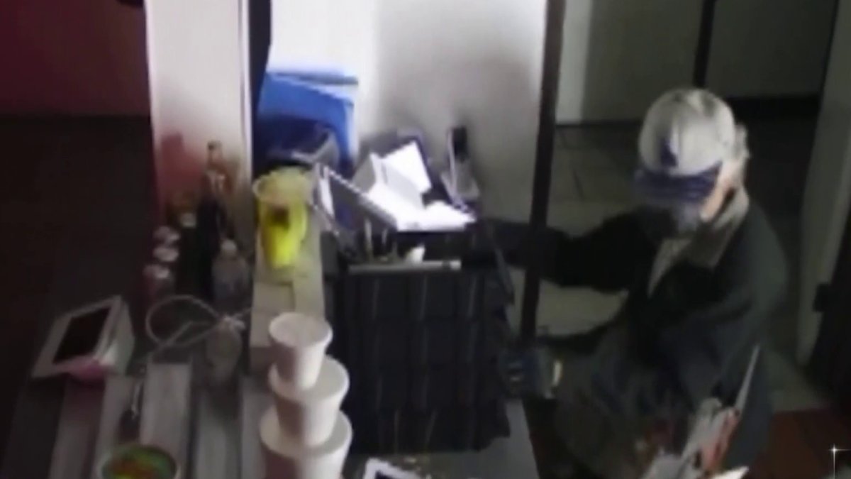 Un voleur portant peut-être une perruque sous un chapeau s'écrase dans le restaurant Boyle Heights, vole des iPads, iPhone - NBC Californie du Sud
