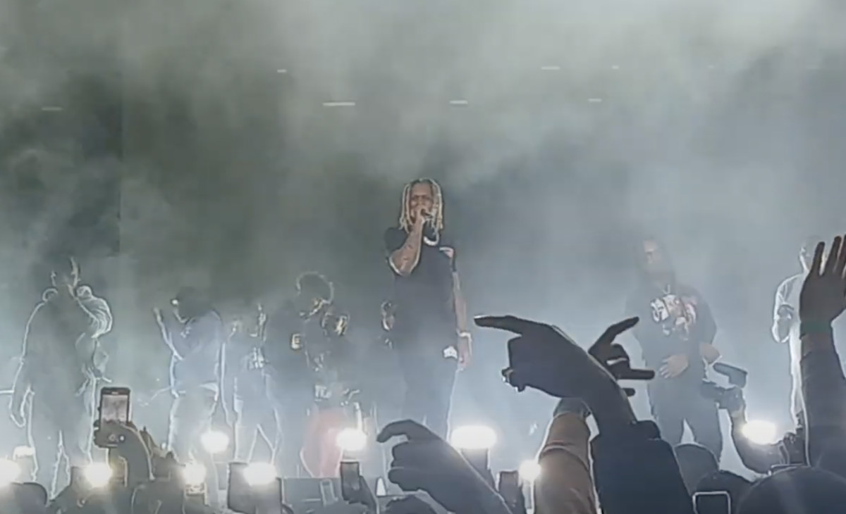 Une vidéo montre Lil Durk appelant un homme lors d’un concert pour s’être prétendument battu avec une femme
