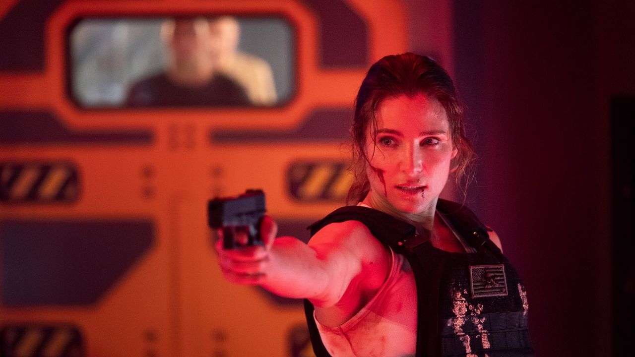 Elsa Pataky fait ses preuves dans l'action du nouveau film Netflix, Interceptor - QueVer