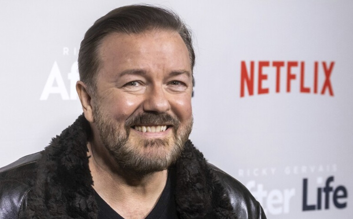 Ricky Gervais Comedy Special sur Netflix suscite des critiques pour des blagues sur les personnes trans - Millennium