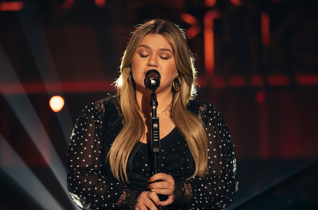 Kelly Clarkson couvre Radiohead, The Weeknd et plus sur l'EP 'Kellyoke' : diffusez-le maintenant - Billboard