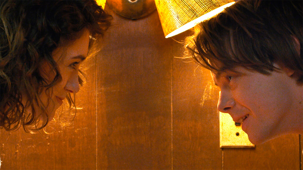 Les vrais couples des acteurs de 'Stranger Things' : amour devant et derrière les caméras et premières expériences adolescentes