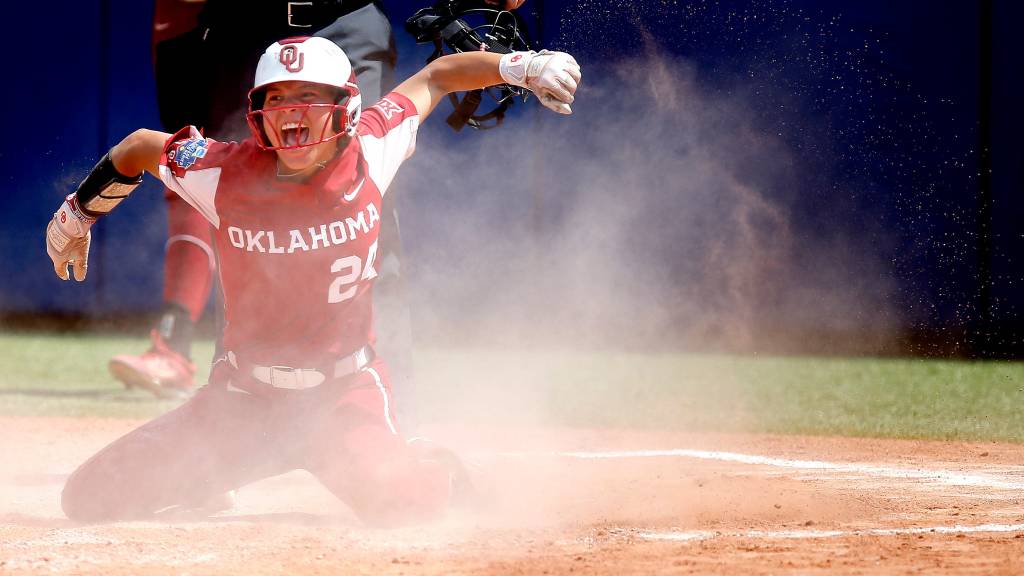 Oklahoma vs Texas diffusion en direct, chaîne de télévision, heure de début, calendrier, comment regarder les Women's College World Series - For The Win