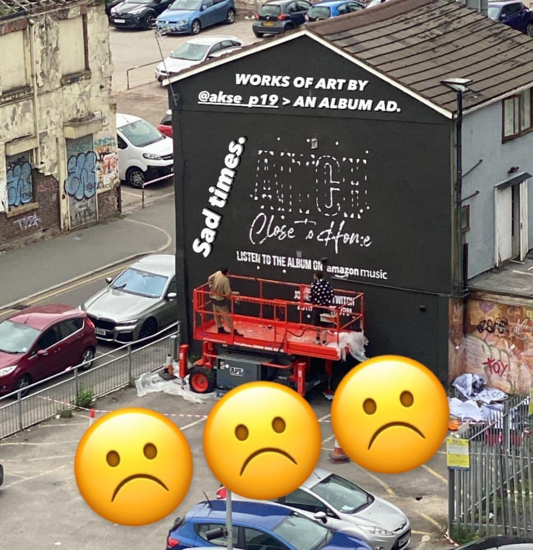 Aitch s’excuse pour la peinture promotionnelle de l’album sur la peinture murale Ian Curtis de Manchester