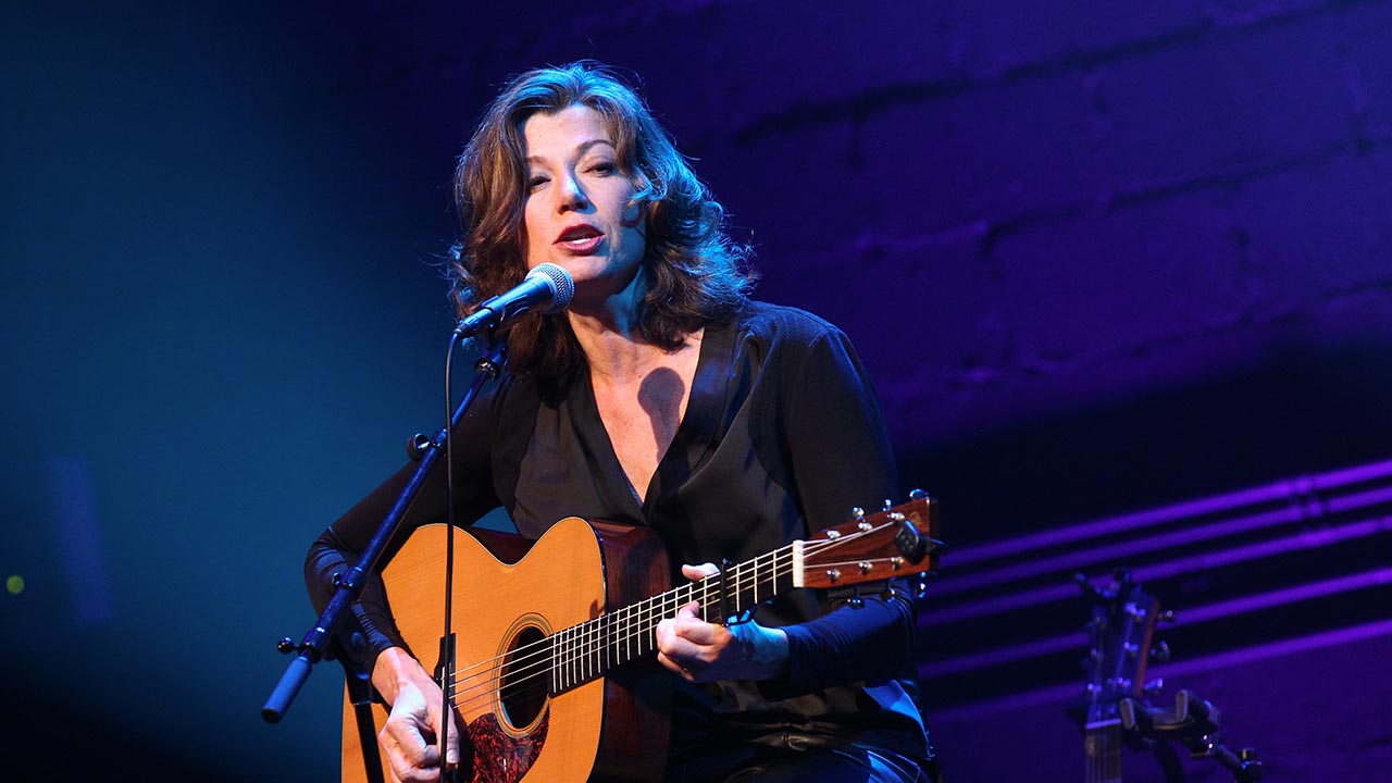 Amy Grant reporte les dates restantes de la tournée d’automne alors qu’elle continue de se remettre d’une chute de vélo