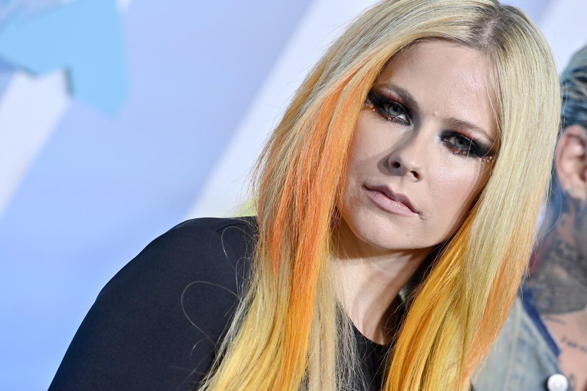 Avril Lavigne impressionne les fans des VMA avec son style pop