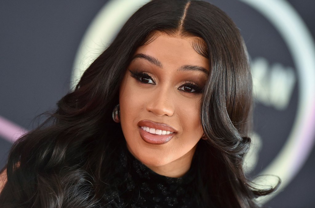 Cardi B se fait tatouer son premier visage
