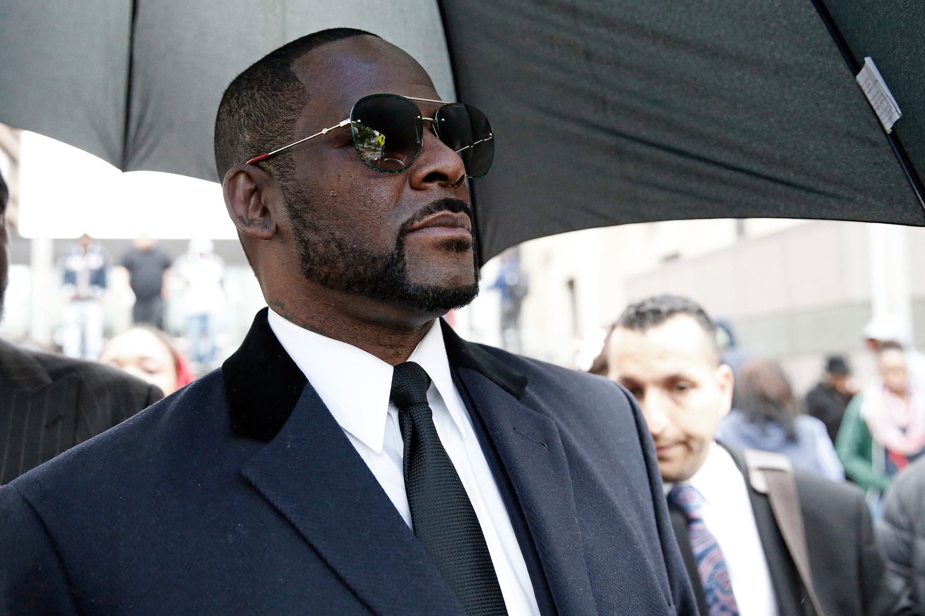 Deux autres accusateurs de R. Kelly témoignent que le chanteur les a engagés dans des actes sexuels en tant que mineurs