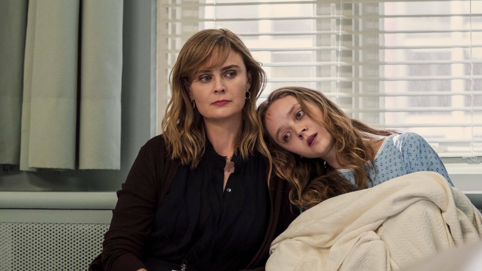 Devil in Ohio: Bande-annonce de la série de la secte Netflix avec la star de Bones Emily Deschanel - les accros de la série