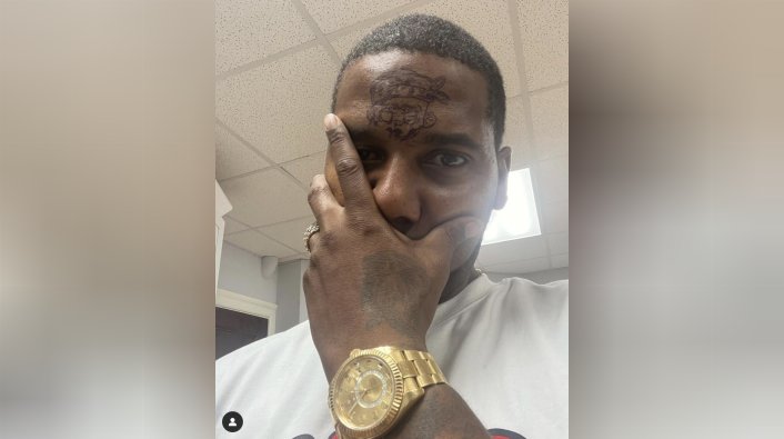 Drake se moque du nouveau tatouage facial potentiel de Juelz Santana