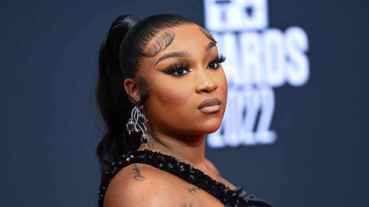 Erica Banks défend sa décision de twerk pour les élèves du secondaire