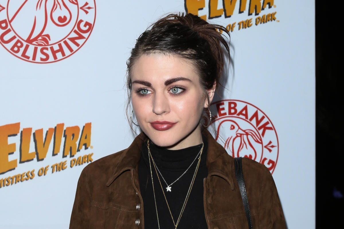 Frances Bean Cobain dit que son avion qui a pris feu lui a permis de trouver une  » gratitude radicale  » alors qu’elle entre dans la trentaine