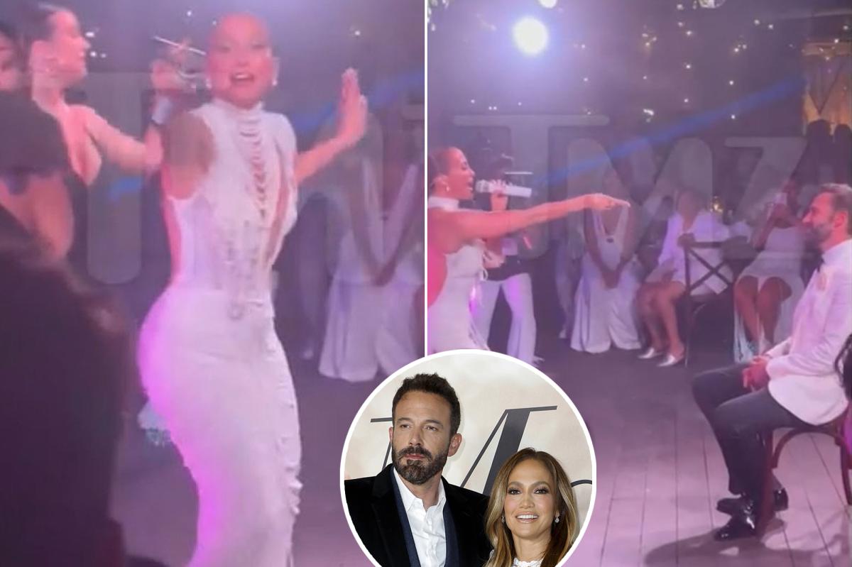 Jennifer Lopez a donné une sérénade à Ben Affleck avec une performance de mariage sexy