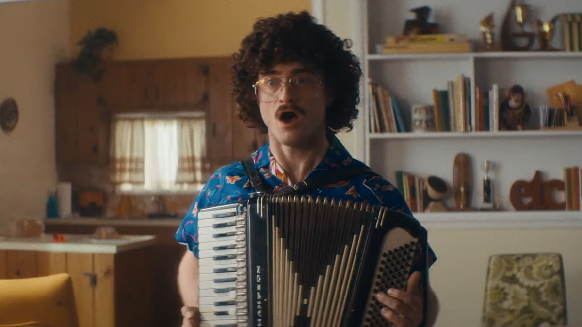 La première bande-annonce du biopic de Weird Al Yankovic est un joli sorcier