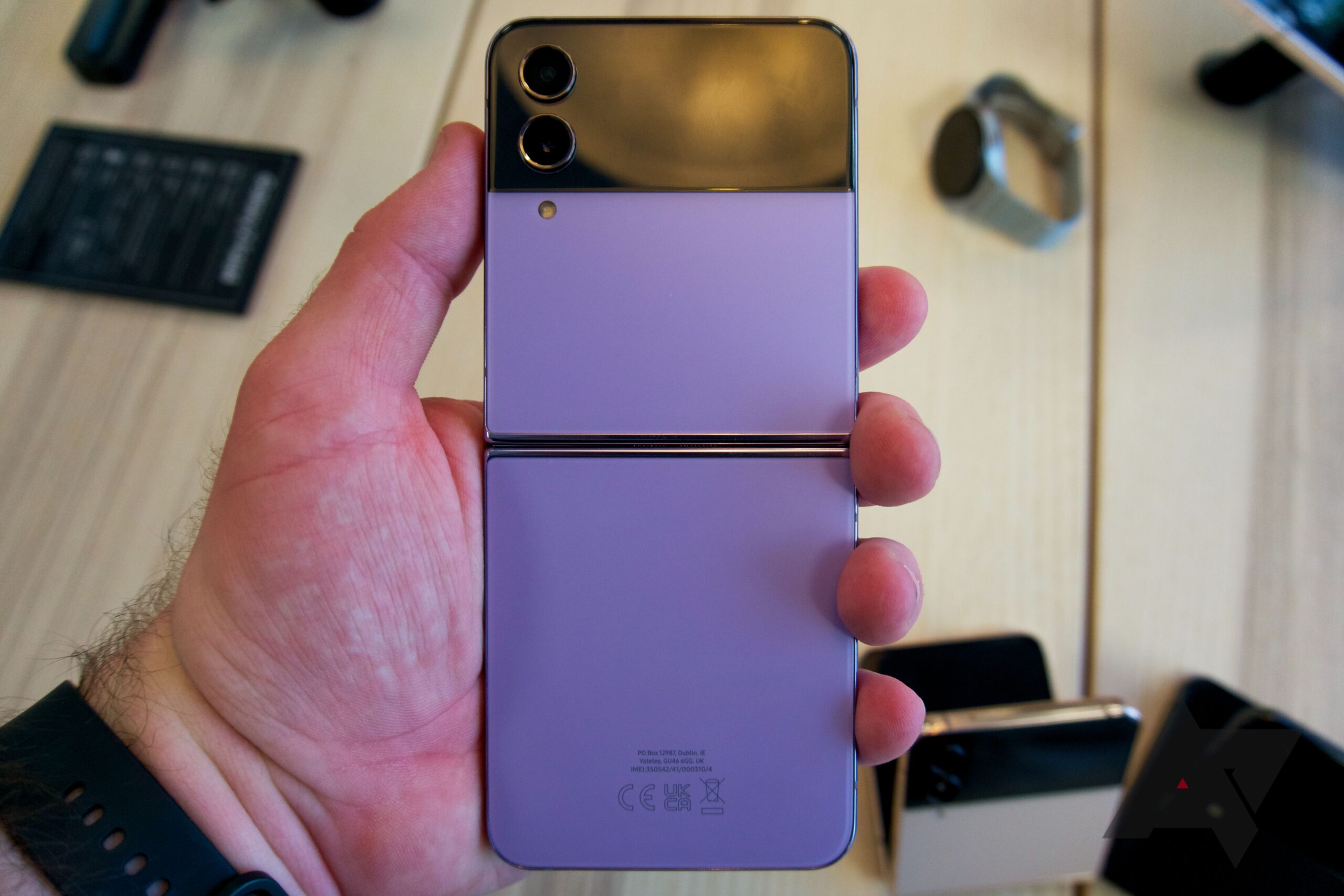 galaxy-z-flip-4-purple-in-hand