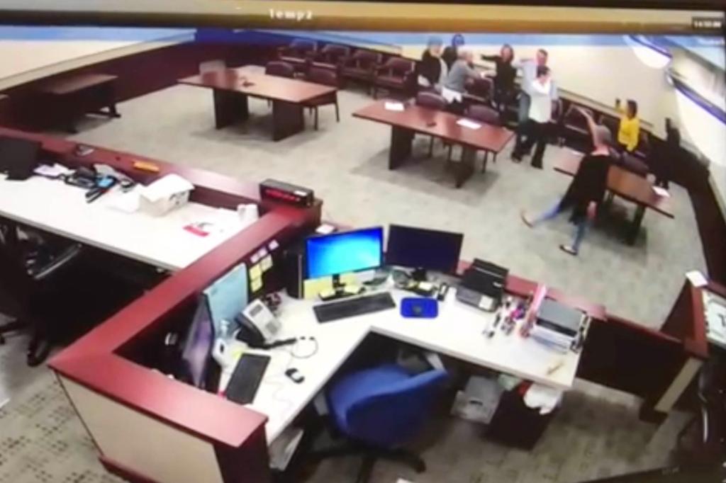 Le greffier du tribunal de New York fait du "yoga du rire" avec une marche de type nazi, dit un flic - New York Post