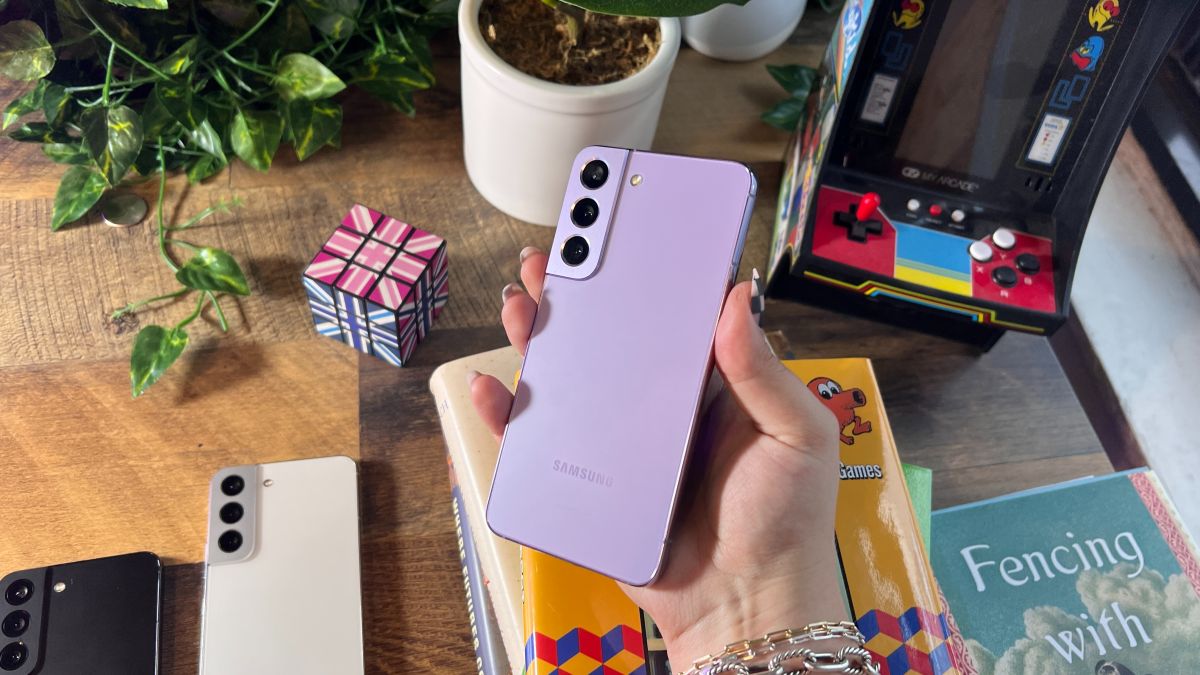 Samsung Galaxy S22 in Bora Purple