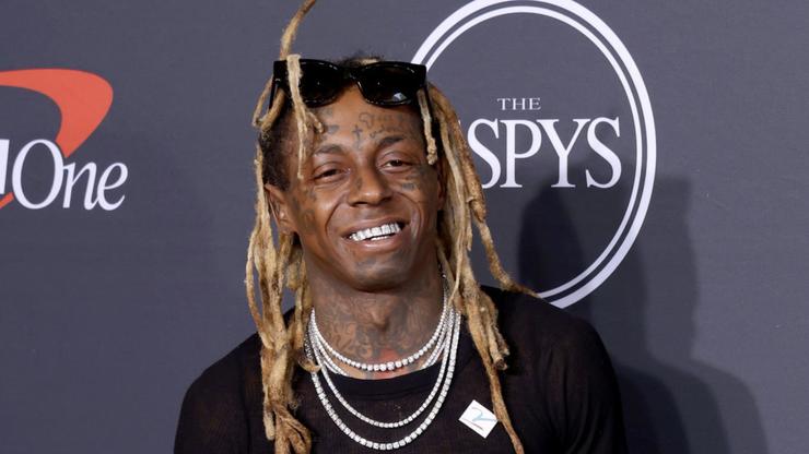 Lil Wayne accuse un fan qui a jeté un drapeau sur scène pendant le spectacle