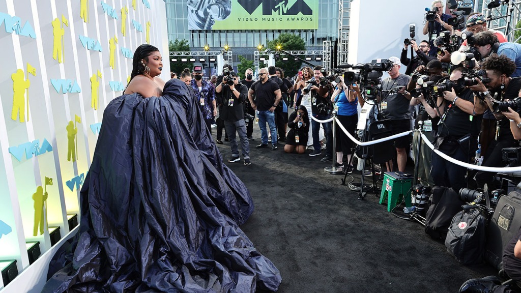 MTV VMA : la styliste de Lizzo décompose sa couture sur le tapis rouge (exclusif)