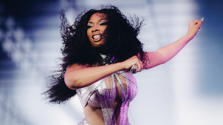 Megan Thee étalon porte sexy "Sailor Moon" Tenue pour se produire au Japon : regardez