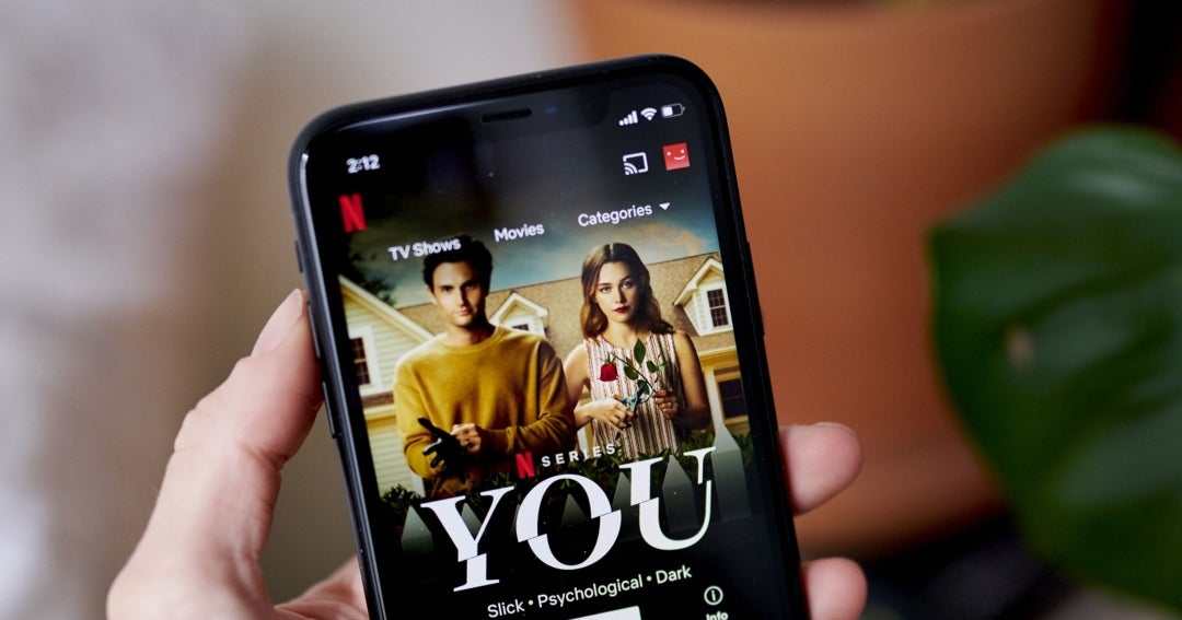 Netflix pointe un prix compris entre 7 et 9 dollars par mois pour son forfait avec publicité