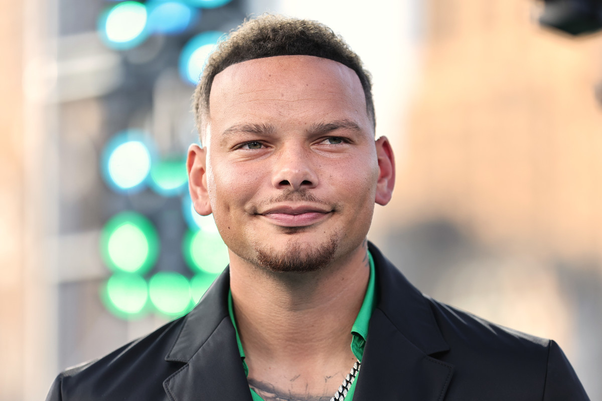REGARDER: Kane Brown entre dans l’histoire du VMA en tant que premier artiste country masculin à se produire