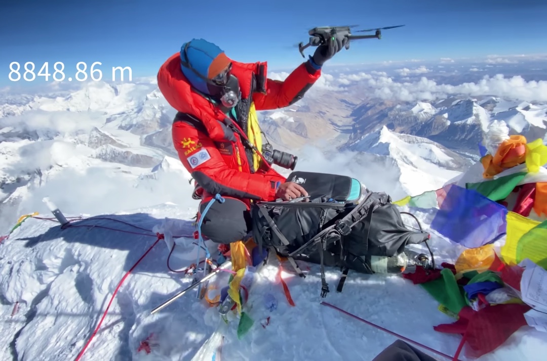 Regardez ce drone Mavic 3 planer au-dessus de la plus haute montagne du monde