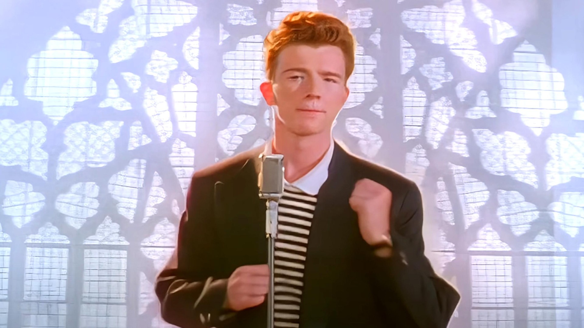 Rick Astley a refait le clip vidéo le plus épique jamais réalisé