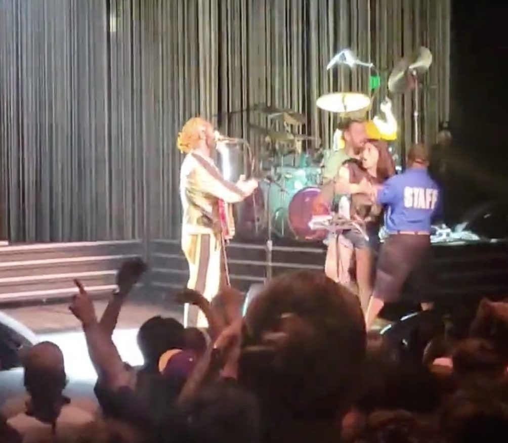 Thundercat Stagecrasher éjecté alors qu’il tentait de chanter pour le public