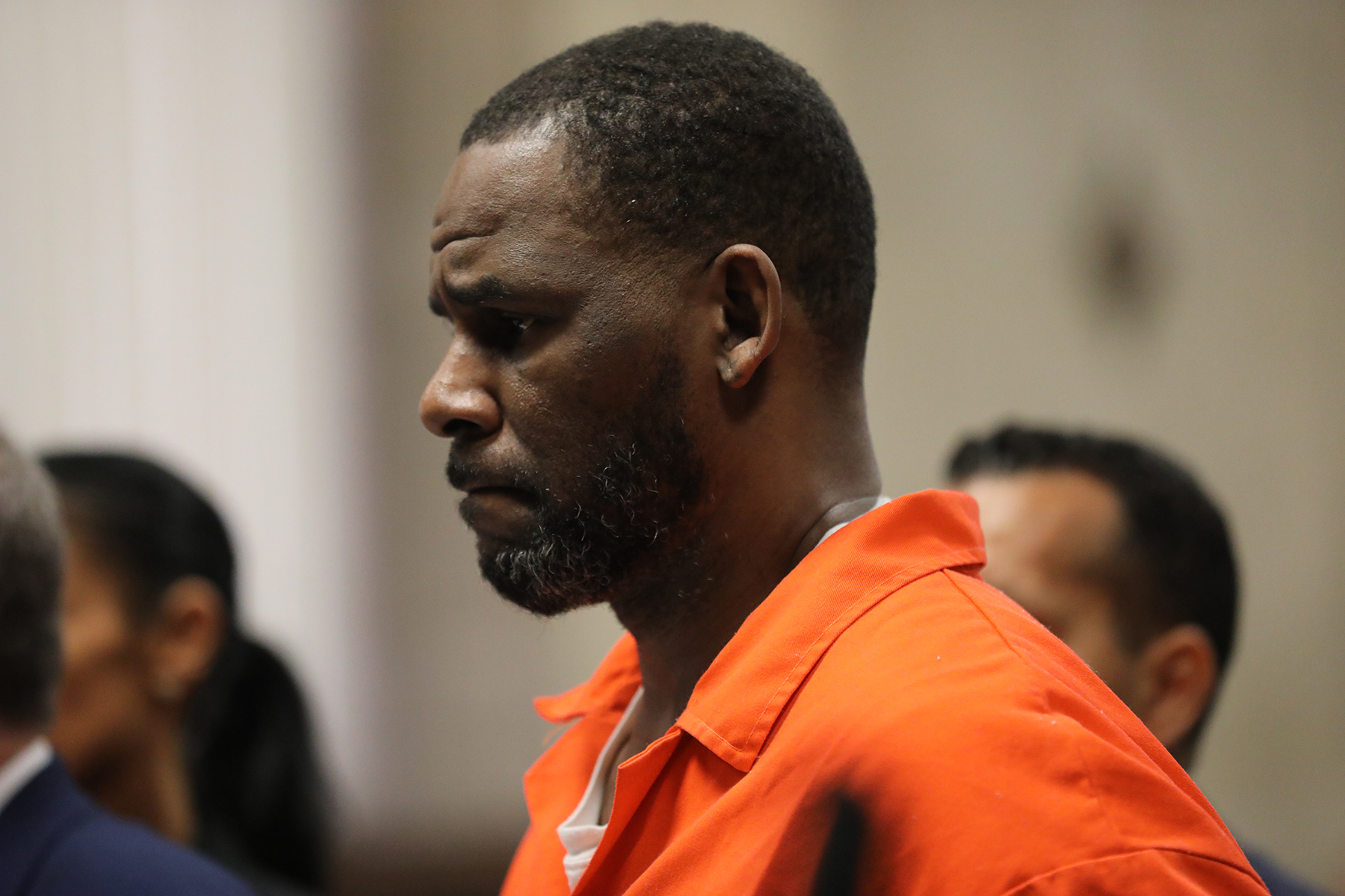 Une femme dans l’enregistrement original de R. Kelly témoigne « des centaines » de rapports sexuels avec un mineur avec un chanteur